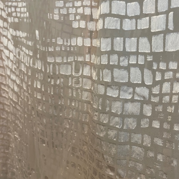 EUC Chico's Textured Croc Scale Embossed V Neck Pale Pink Blouse Size 0 Small - Picture 7 of 8